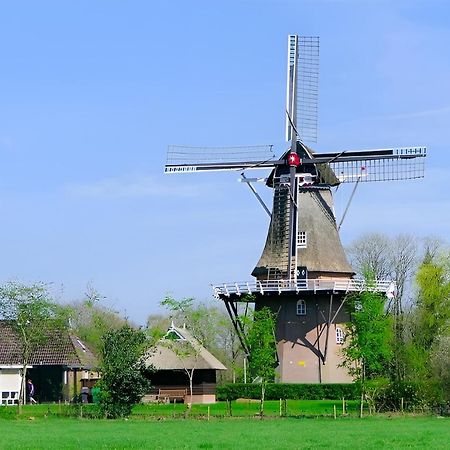 Woonboot In Sumar Gelegen Tussen Leeuwarden En Drachten Suameer Eksteriør billede