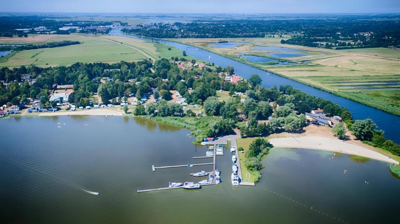 Woonboot In Sumar Gelegen Tussen Leeuwarden En Drachten Suameer Eksteriør billede