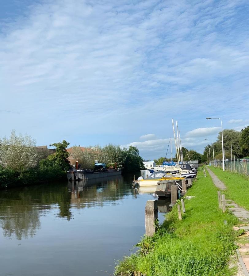 Woonboot In Sumar Gelegen Tussen Leeuwarden En Drachten Suameer Eksteriør billede